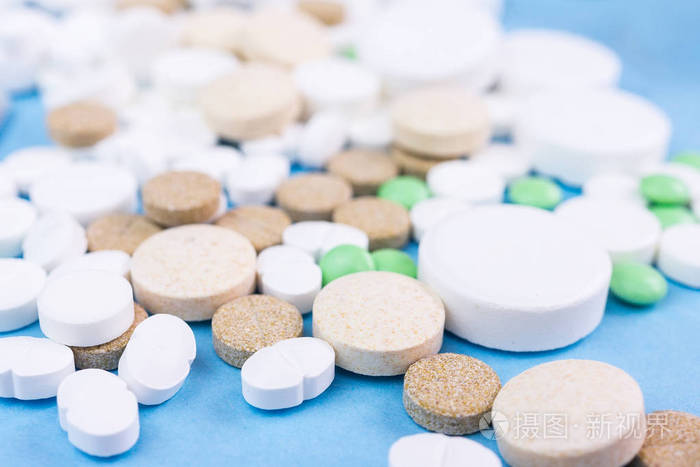 藍色背景下的醫藥劑型藝術 藥丸、片劑、膠囊與栓劑的商業影像呈現